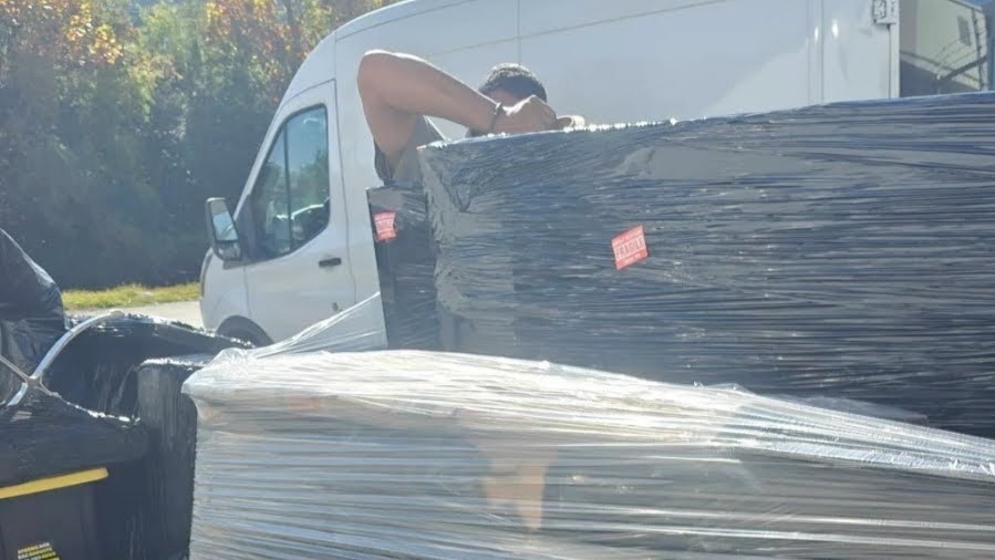 Muebles envueltos en mantas de mudanza y plástico, protegidos para una mudanza